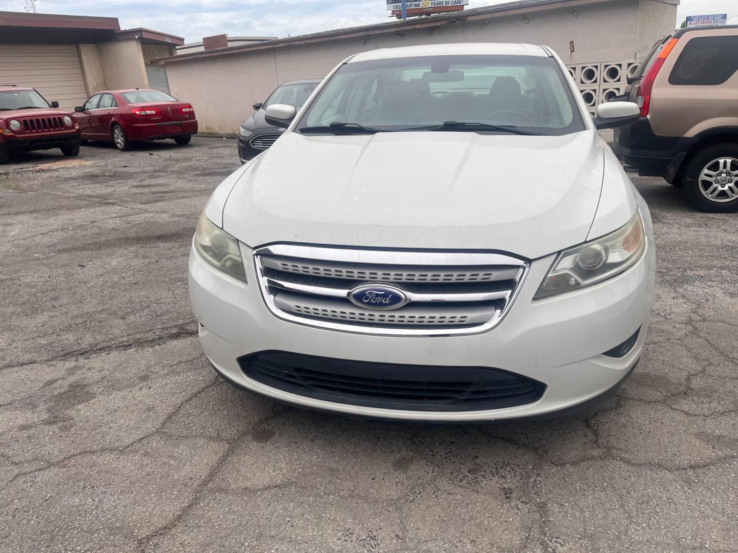 2012 WHITE FORD TAURUS SE SE FWD (1FAHP2DW2CG) with an 3.5L V6 DOHC 24V engine, 6-Speed Automatic transmission, located at 8101 E. Skelly Dr., Tulsa, OK, 74129, (918) 592-3593, 36.121891, -95.888802 - Photo#3